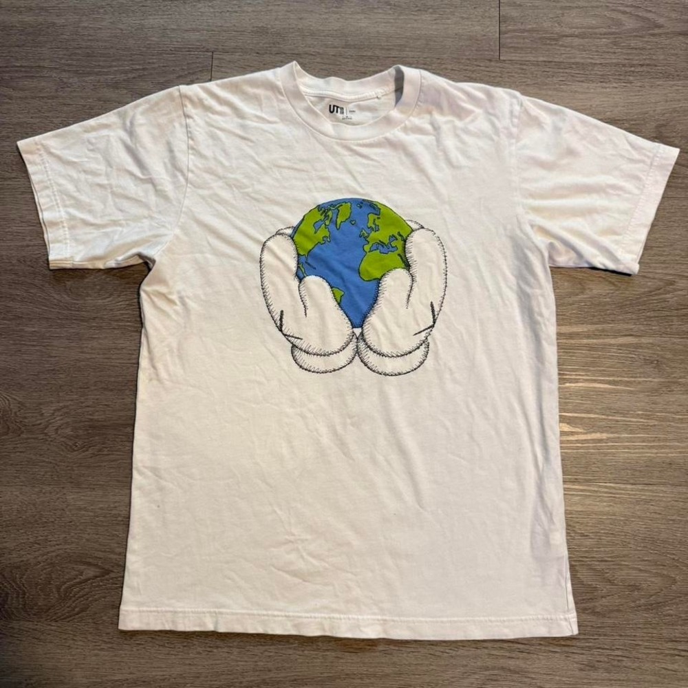 Uniqlo x KAWS Peace For All Graphic Tee Medium Companion Hands Globe Streetwear